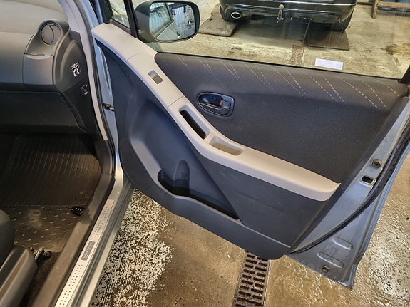 Toyota Yaris 14 of 14