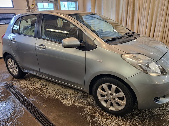 Toyota Yaris 3 of 14