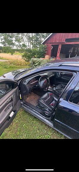 Volvo V70 2 of 3
