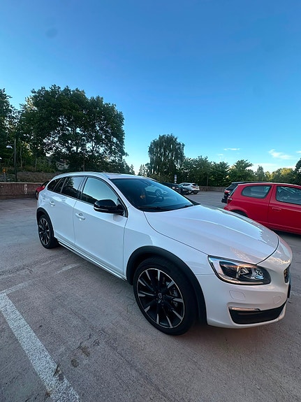 Volvo V60 Cross Country 2 of 8