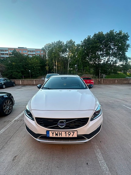 Volvo V60 Cross Country 3 of 8