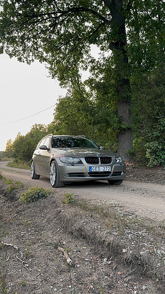 BMW 320i 2 of 8