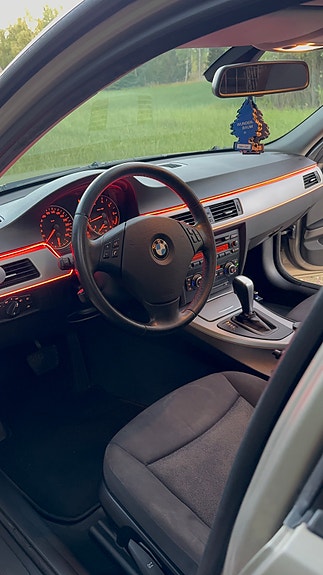 BMW 320i 4 of 8