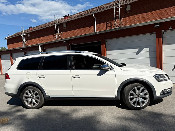 Volkswagen Passat Alltrack 2 of 5