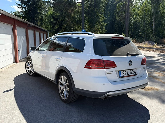 Volkswagen Passat Alltrack 3 of 5