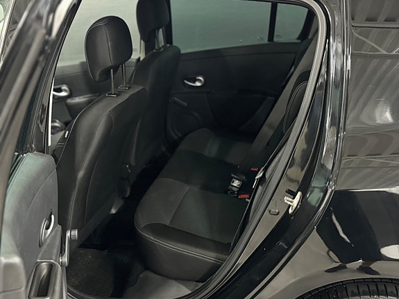 Renault Clio 19 of 30