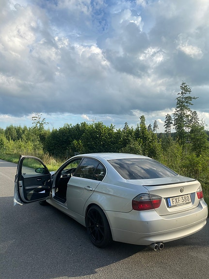 BMW 325d 2 of 5