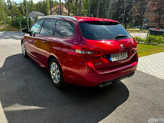 Peugeot 308 SW 2 of 10