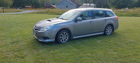 Subaru Legacy 2 of 3