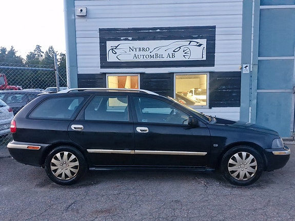 Volvo V40 2 of 5