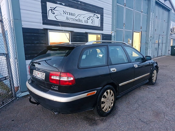 Volvo V40 3 of 5