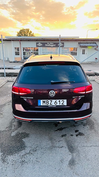 Volkswagen Passat Alltrack 2 of 19