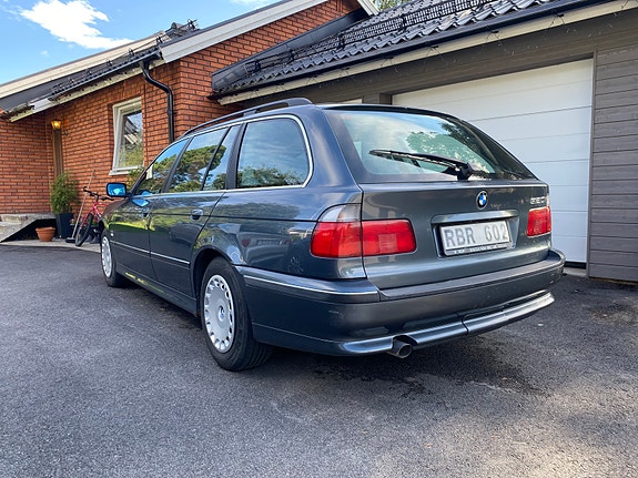 BMW 520i 2 of 9