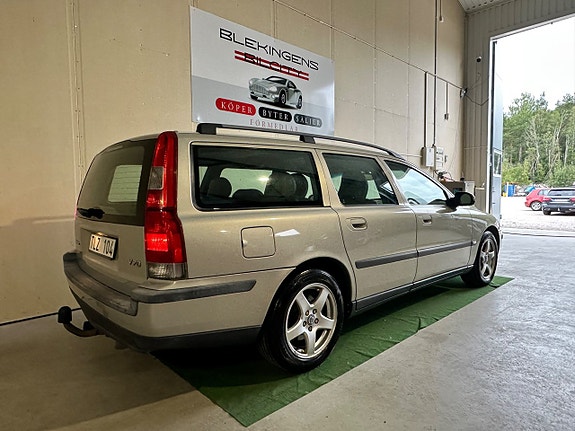 Volvo V70 3 of 11