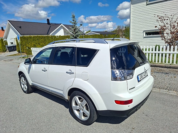 Mitsubishi Outlander 2 of 7