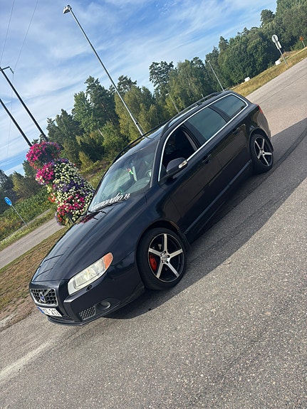 Volvo V70 2 of 13