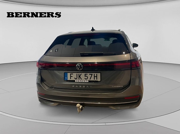 Volkswagen Passat 4 of 15