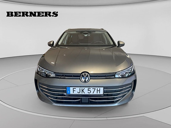 Volkswagen Passat 8 of 15