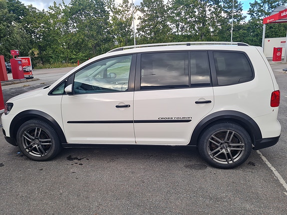 Volkswagen Touran Cross 4 of 9
