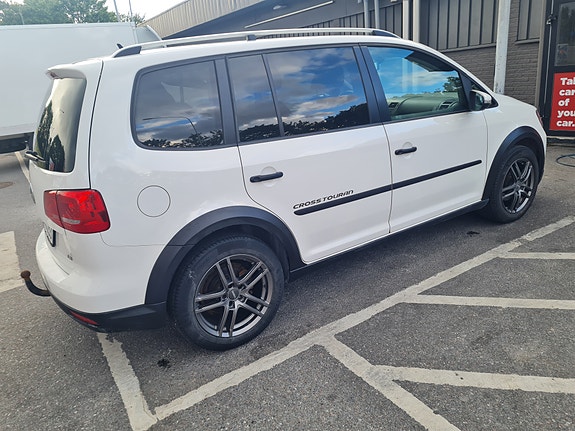 Volkswagen Touran Cross 2 of 9