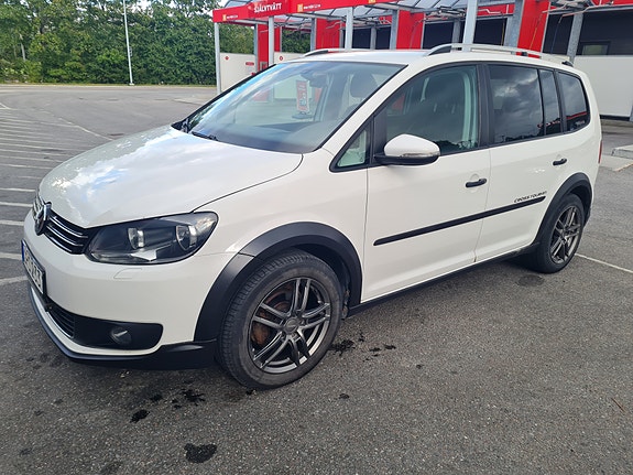 Volkswagen Touran Cross 3 of 9