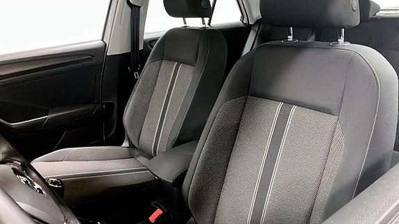 Volkswagen T-Roc 8 of 12