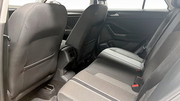 Volkswagen T-Roc 11 of 12