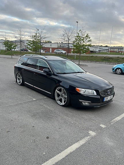 Volvo V70 2 of 8