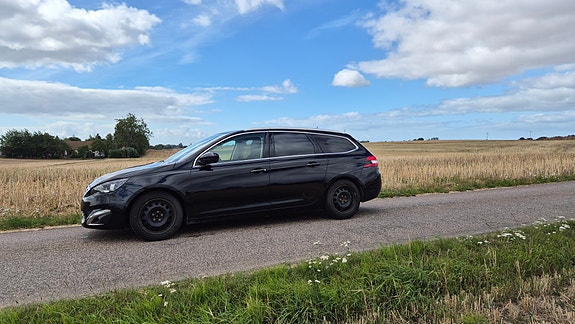 Peugeot 308 SW 2 of 9