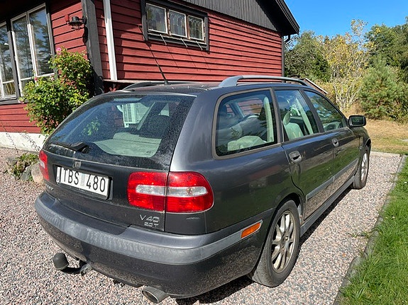 Volvo V40 2 of 12