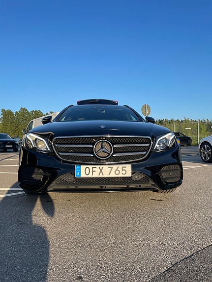 Mercedes-Benz E220 2 of 8