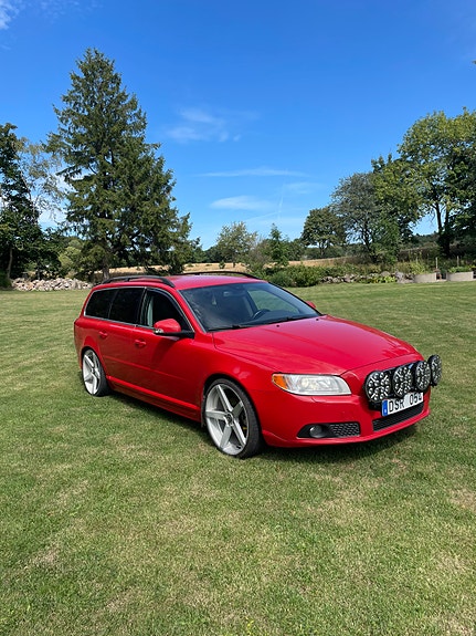 Volvo V70 2 of 9