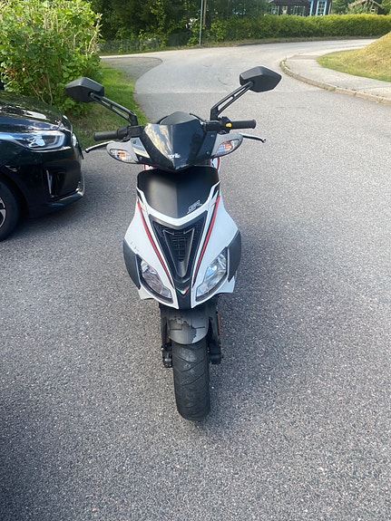 Aprilia Sr50R 3 of 5