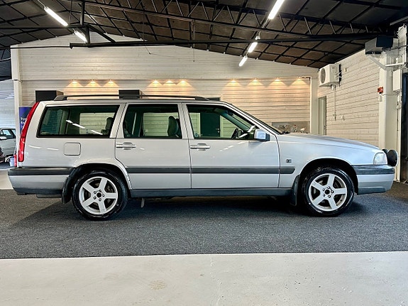 Volvo XC70 2 of 11