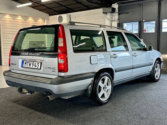 Volvo XC70 3 of 11