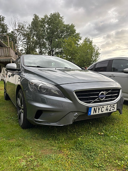 Volvo V40 2 of 8