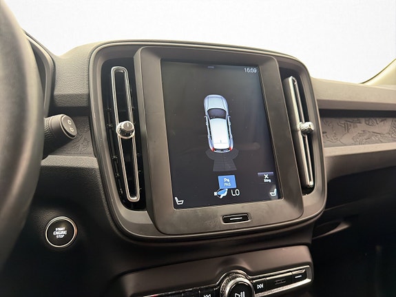 Volvo XC40 18 of 30