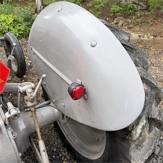 Massey Ferguson MF35 - 1,4 ton - Video! 25 of 30