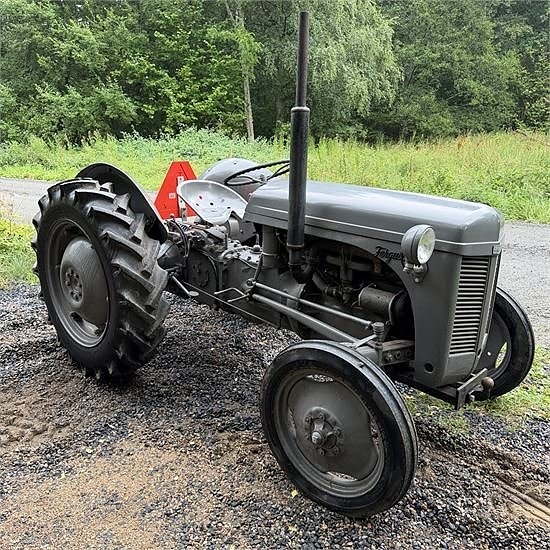 Massey Ferguson MF35 - 1,4 ton - Video! 11 of 30