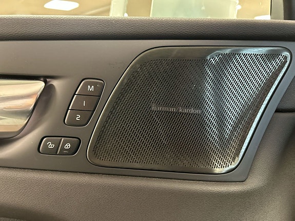 Volvo XC60 11 of 17