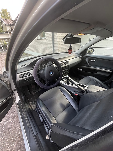 BMW 320i 6 of 6
