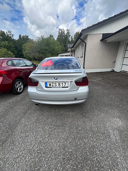 BMW 320i 4 of 6