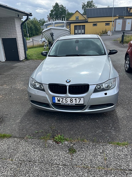 BMW 320i 2 of 6