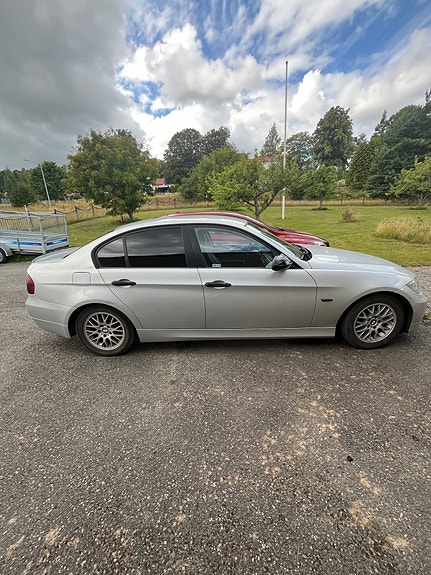 BMW 320i 3 of 6
