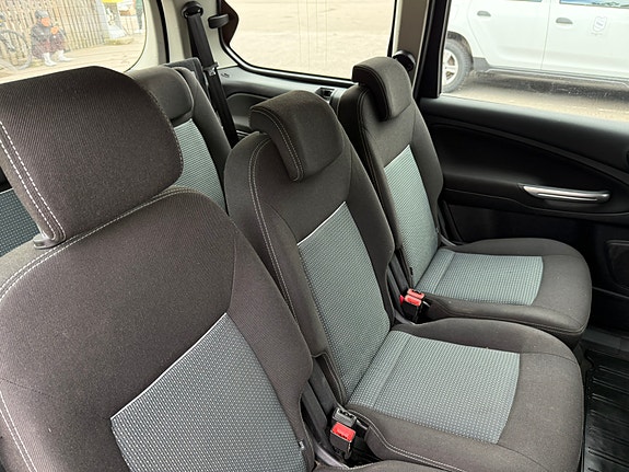 Ford Galaxy 3 of 5