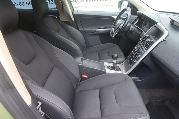 Volvo XC60 11 of 25