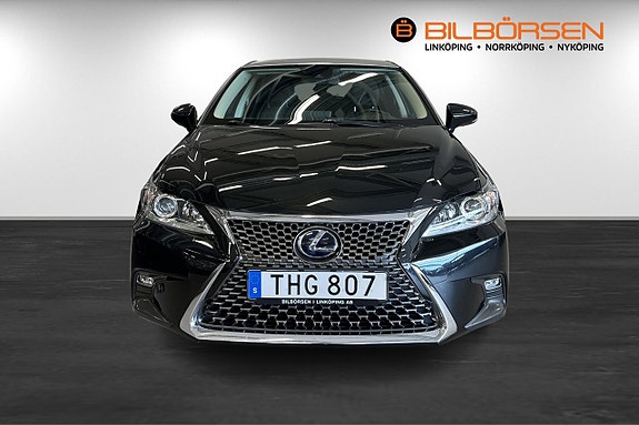 Lexus CT200h 2 of 15
