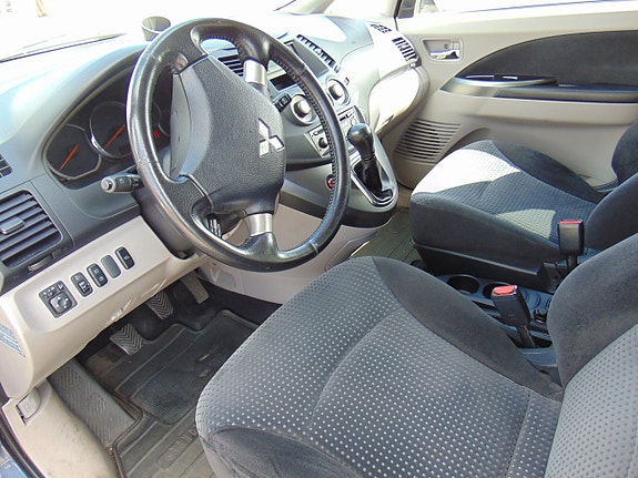 Mitsubishi Grandis 8 of 12