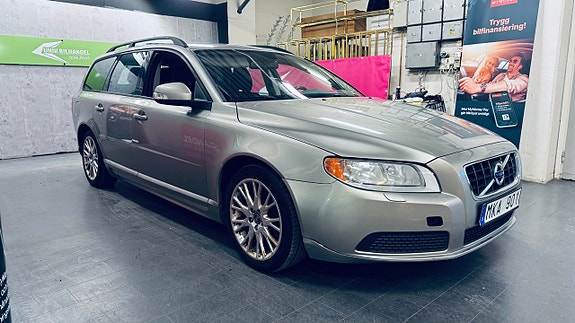 Volvo V70 2 of 14