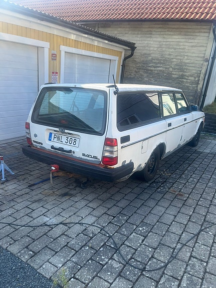 Volvo 240 3 of 6